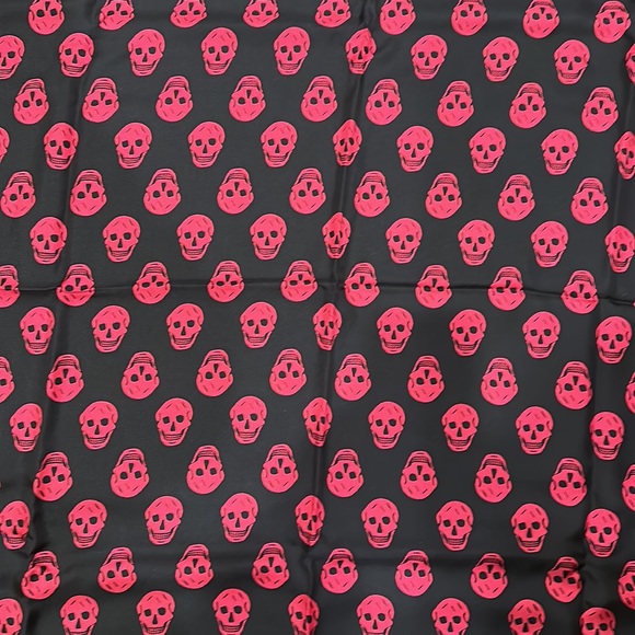 ALEXANDER MCQUEEN BRAND NEW WITH TAGS 100% SILK SCARF - Picture 2 of 6